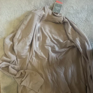 Ny Beige tröja! - En beige tränings tröja helt ny köpte fel storlek man kan ha den som en tröja med 🙌🏻