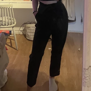 Kostymbyxor - Hej! Säljer ett par kostymbyxor som inte kommer till användning o därför säljer jag dem, använda fåtal gånger. Jag tycker nog att dem är lite för korta för mig o jag är 1,65 men de är nog mer person till person. 180kr eller bud, köparen står för frakten❤️