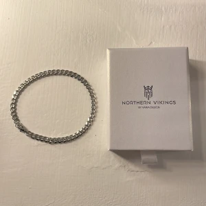 Armband - Säljer mitt Northern Vikings armband då det var var för stort.  Omkretsen är 23cm.  Hör av er vid mer frågor 