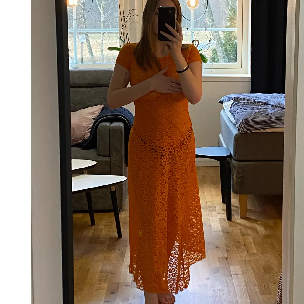 Flower lace midi dress  Orange midiklänning i spets från & Other stories, storlek 36. Passar perfekt som strandklänning.. Klänningar.