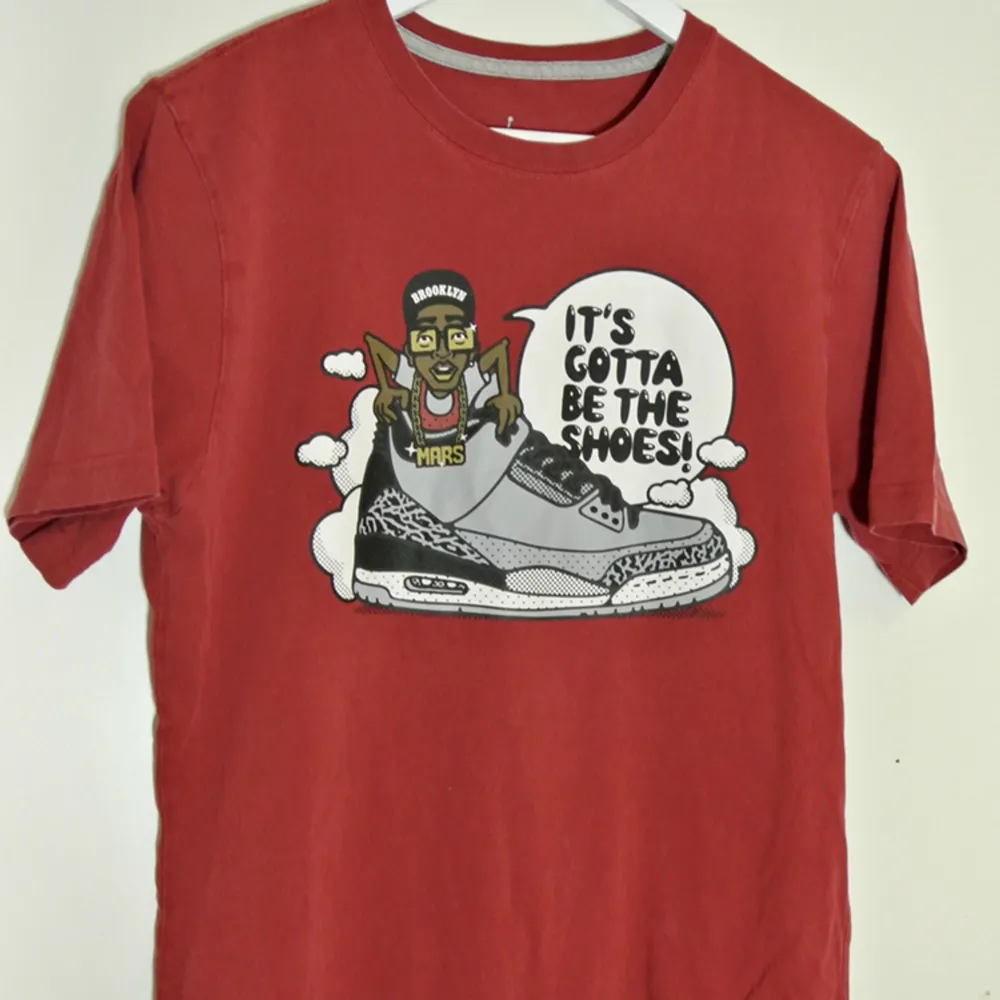 Jordan T-shirt med Jordan Retro 3 sneakers som motiv på framsidan. Använd en gång och i mycket bra/ fräscht skick. Storlek M. T-shirts.