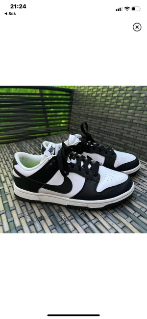 nike dunk low  - superfina next nature black and white low dunk storlek 38, säljer då de tyvärr inte kommer till användning längre. köpta på restocks. använda men fortfarande fint skick endast lite creasade i fram. 