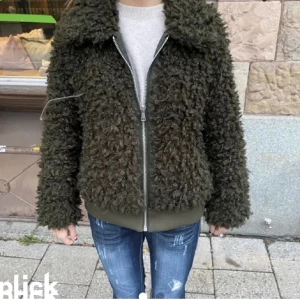 Grön teddyjacka  - Säljer denna ursnygga och populära teddyjackan som är lik den från h&m!! 🤩🤩