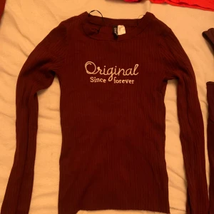 Kabelstickad tröja - Lite mer åt tjockare kabelstickad tröja i nyskick! Använd fårtal gånger så i mkt bra skick! 