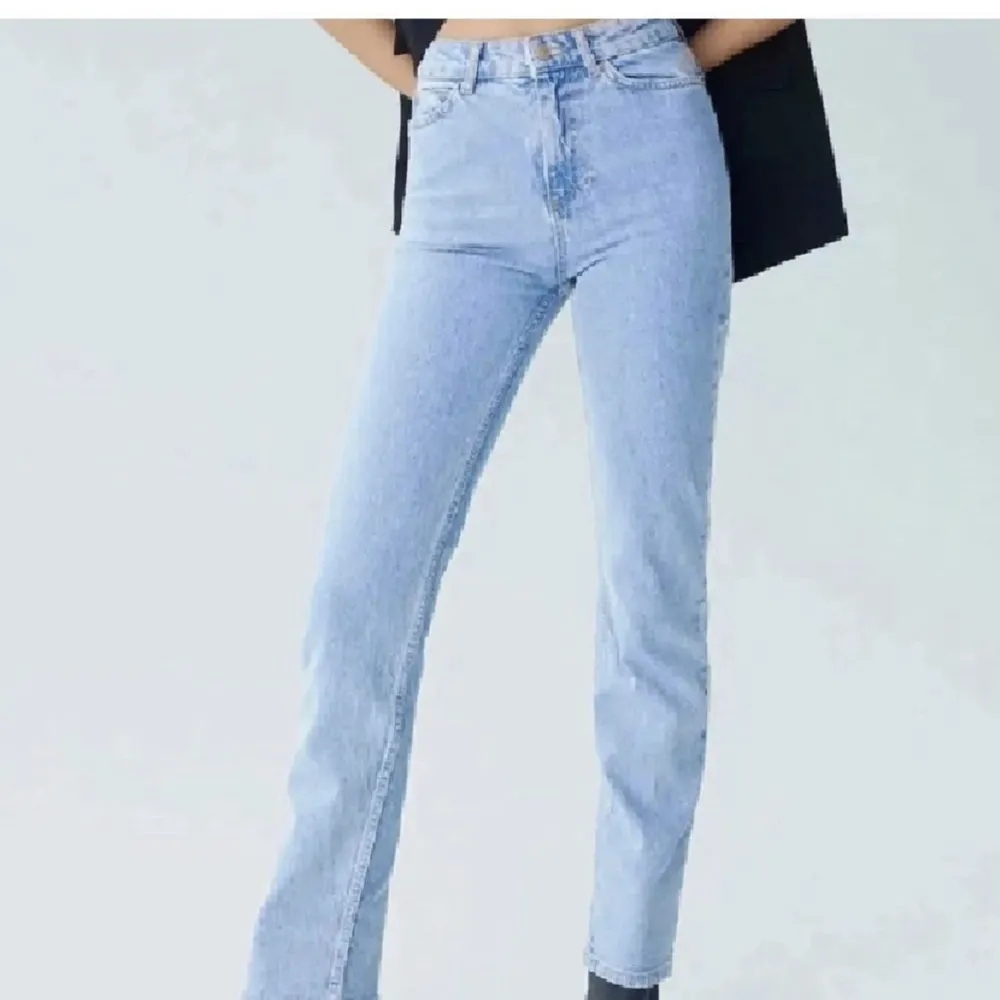 Säljer ett par slutsålda jeans från zara då de tyvärr är för små Superfin färg och helt oanvända, endast testade🤍 tveka inte att skriva vid frågor eller intresse att köpa🫶🏼   . Jeans & Byxor.