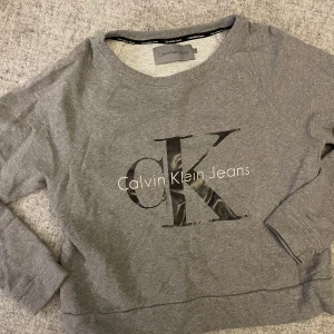 Calvin Klein sweatshirt  - Fin med tryck. Nyskick💕
