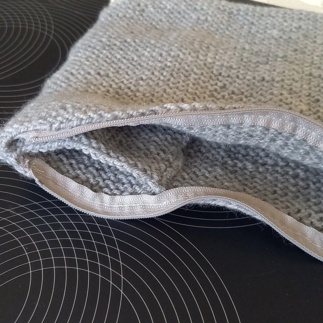 Ny stickat datorfodral i ljusgrått - 90