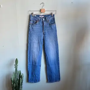 Blå Levis jeans i fint skick. Köpta i fel storlek. 