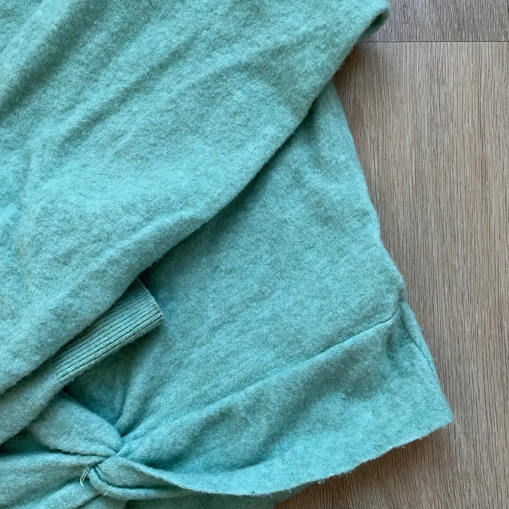 Jättefin grön finstickad tröja från & Other Stories i storlek XS!. Tröjor & Koftor.