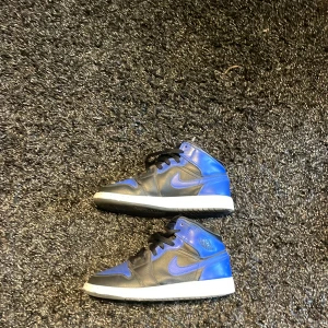 jordan 1  - Hej säljer mina jordan 1 royal blue säljer dom för att dom tyvär inte passar längre nypris på skorna är 2600 kr så säljer dom för 600 skick 9/10 pris kan diskuteras 🔵🥶💙🇦🇷