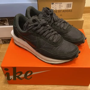 Nike waffle x sacai - Nypris: 3400kr. 8/10 skick. OG Box. Kvitto. Sacai är ett japanskt lyxmodemörke. 
