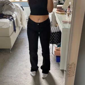 Lågmidjade jeans - Säljer mina lågmidjade jeans från HM, det finns inga defekter på dem. Säljer endast pågrund av att jag inte använder dem längre!💞