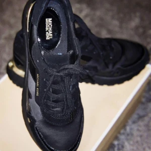 Sneekers  - Nästan nya välhållna, fint skick.