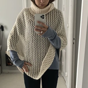 Filippa K tröja  - Skit snygg Filippa K poncho. Säljer pga att den inte kommer till användning. Skriv via dm om intresserad eller funderingar 💕