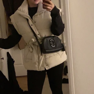 Väst  - Säljer denna skitsnygga västen, använt 2 gånger💕