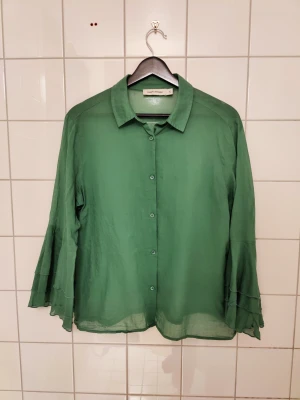 Skjorta  - Skjorta från Carin Wester. Är liten i storlek. Sitter bra på mig som brukar använda s-m, blir inte oversize 