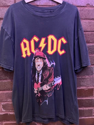 AC/DC t-shirt  - ac/dc tshirt från carlings använd 3-4 gånger originalpris 400kr