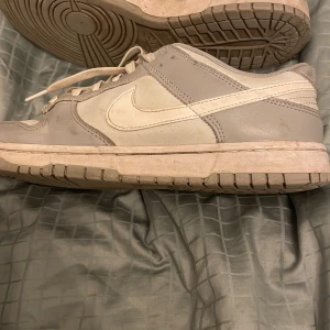 Nike dunk low two tone grey - Säljer mina gamla dunks som inte kommer till användning. Dem är i helt ok skick går frf att använda men behövs nog en tvätt eller 2.  Ny pris ligger runt 2500. Mitt pris är ej hugget i sten.