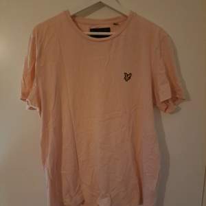 Rosa T-shirt från Lyle & Scott. Stl L 