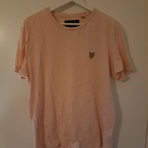 Lyle & Scott T-shirt  - Rosa T-shirt från Lyle & Scott. Stl L 