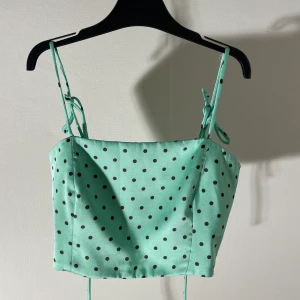 Prickig topp - Populär prickig topp från zara! Använd 1 gång så nyskick☺️ dragkedja i sidan. 