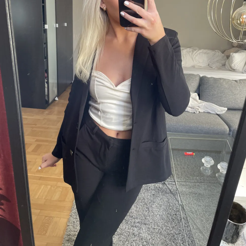 Svart blazer som ny från nelly, säljer då jag har flertalet snarlika. Köptes för 390kr från nelly i höstas och använd max 1/2 gånger så inga slitage eller defekter. Skriv vid frågor eller intresse ❤️. Jackor.