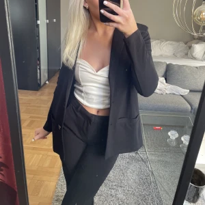 Blazer  - Svart blazer som ny från nelly, säljer då jag har flertalet snarlika. Köptes för 390kr från nelly i höstas och använd max 1/2 gånger så inga slitage eller defekter. Skriv vid frågor eller intresse ❤️
