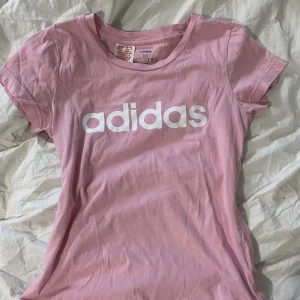 Adidas T-shirt  - En ljusrosa T-shirt från adidas det är från barn avdelningen men storlek M så passar som en xs ugefär. Vid funderingar eller fler bilder är det bara att skriva💗💗💗