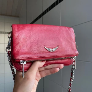 Zadig väska - Superfin röd Zadig väska i den minsta modellen, använd men i fint skick!!❤️ Köp direkt för 800, först till kvarn! Vill helst sälja innan den 10 februari då jag ska bort under hela vecka 7, så skickar direkt!!❤️ (bilderna är lånade, skriv för egna)