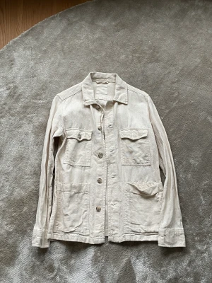 Linne-over shirt - Luftig och snygg linne-over shirt från A Day’s March. Storlek: S