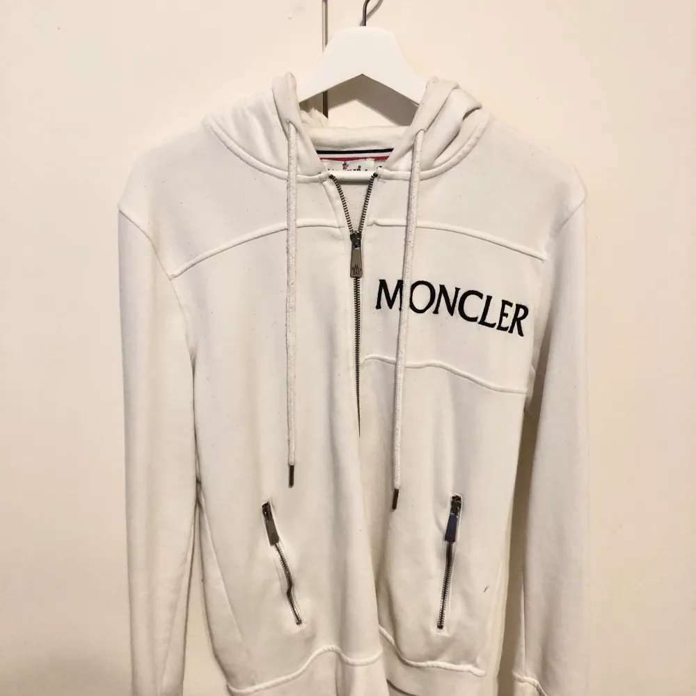 Moncler hoodie vit hotsell