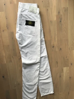 Stone Island byxor - Vita Stone Island byxor i bra skick!! Storlek 30/32. Köparen står för frakt📦