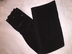 Manchester jeans  - Manchester jeans högmidjade Storlek 36, prislapp och oanvända. Utsvängda/raka i benen