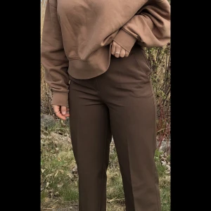 Bruna kostymbyxor - Säljer mina snygga bruna kostymbyxor från NA-KD i storlek 36🤎De är i superbra skick och inte alls mycket använda. Jag säljer de för att jag har för mycket kostymbyxor och dessa kommer inte till användning tyvärr:/ 