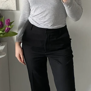 Kostymbyxor  - Fina kostymbyxor från bikbok. Som nya, inga noppor eller annat slitage. Perfekt längd i benen för mig som är 171. Pris kan diskuteras 