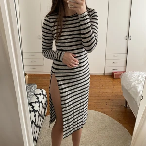 Randig lång klänning  - En lång randig klänning med en hög slits. Från Kappahl och inga defekter. Köparen står för frakten💗