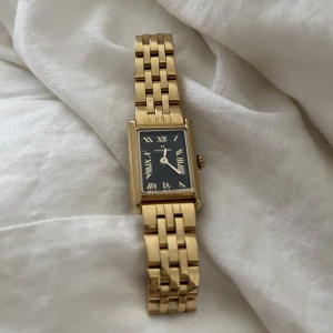 Klocka mockberg - Skit snygg trendig klocka från mockberg, vet ej storlek men skulle säga Xs/s☺️nypris 1599kr. Säljs i befintligtskick samt står inte för postens slarv.