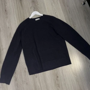 stickad tröja, tiger of sweden - super fin mörkblå stickad tröja från tiger of sweden i nyskick. köpt för 1200, tyvärr inget kvitto kvar.  står ej storlek men skulle säga att det är en medium. otroligt fint skick, inga fläckar och aldrig tvättad. priset är ej hugget i sten :) 