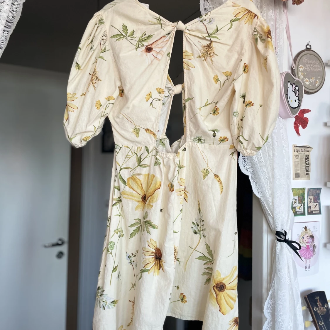 Blommig klänning med öppen rygg - 90