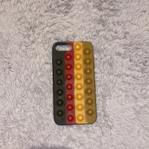 Mobilskal IPhone 8+ - Säljer denna skalen också eftersom den kommer inte åt användning och passar inte mobilen. Har haft det i 1-2 år. Inga skador eller sånt, om vi ska posta ingår frakt men bor du i Eskilstuna då kan jag skriva adress