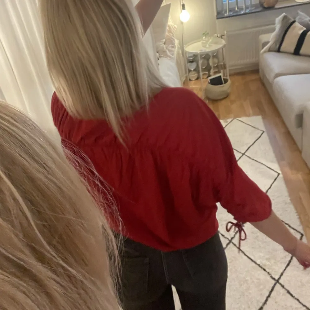 Snygg röd topp från Zara med detalj i ryggen och ner på armarna som gör att man kan ändra längden på ärmarna själv💗 Aldrig använd, vet ej storlek men skulle säga s-m. Toppar.