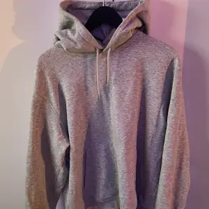 Använd hoodie som har en baggy fit och passar alla kroppstyper