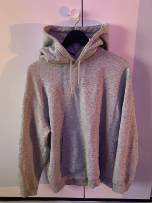 Weekday Hoodie - Använd hoodie som har en baggy fit och passar alla kroppstyper
