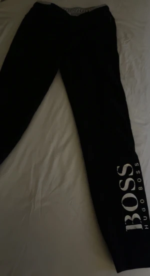 Hugo boss byxor  - Jätte fina byxor! Men dessa har ja ej använt på flera månader och har ej användning till dom! Men Ananrs är dom perfekt längd och sitter väldigt tajt! Har ni någrq frågor är det bara att komma privat❤️