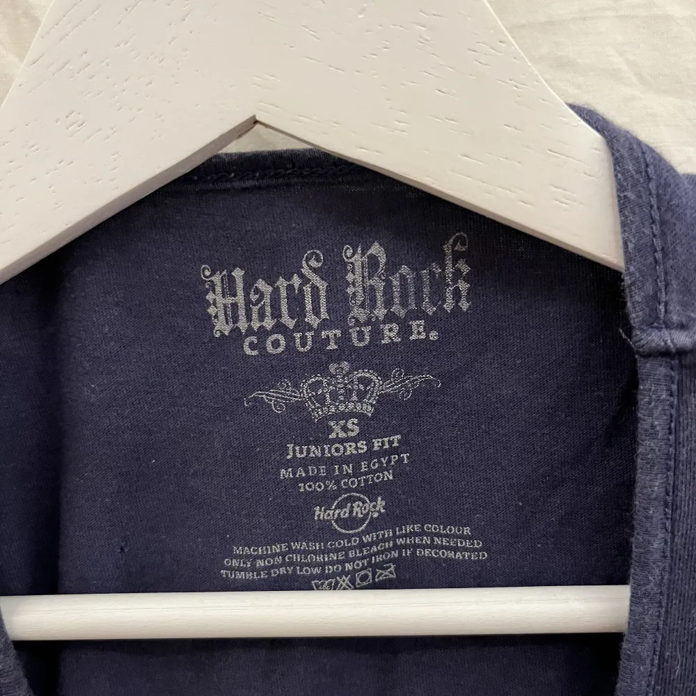 Blå T-shirt med silvrigt och glittrigt tryck av Hard Rock Café. Fint skick. Sitter så här på någon som brukar ha XS/S. . T-shirts.