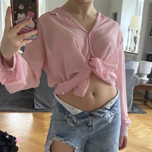 skjorta - rosa see through skjorta som man kan ha på lite olika sätt 😝 frakt tillkommer!