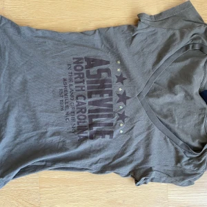 Söt tröja! - Supersnygg militärgrön T-shirt med V-ringning