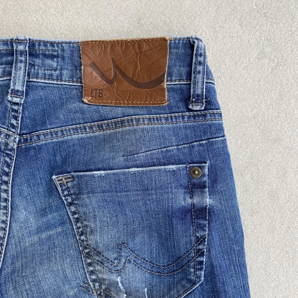riktigt balla jeans från ltb med snygga detaljer! lågmidjade och utsvängda. midjemått: 70cm, innerbenslängd: 74cm. Jeans & Byxor.
