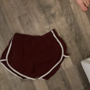 vinröda shorts - Vinröda/lila shorts storlek M från adidas om jag minns rätt