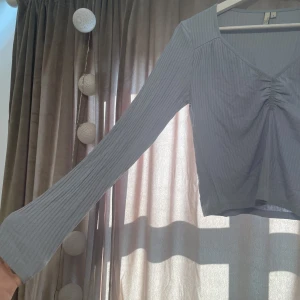 Ljusblå topp🥰 - Superfin ljusblå topp från Nelly⚡️ perfekt till sommaren🥰🐻 ganska tunn och skön🥰